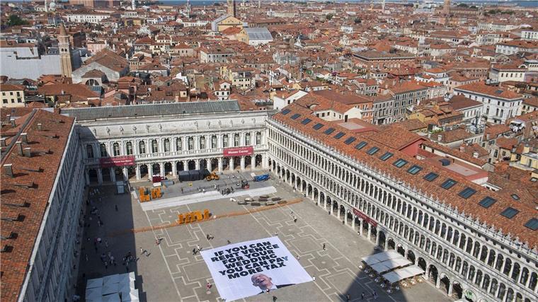 Greenpeace protestiert mit einem großen Transparent auf dem Markusplatz in Venedig gegen die Bezos-Hochzeit.