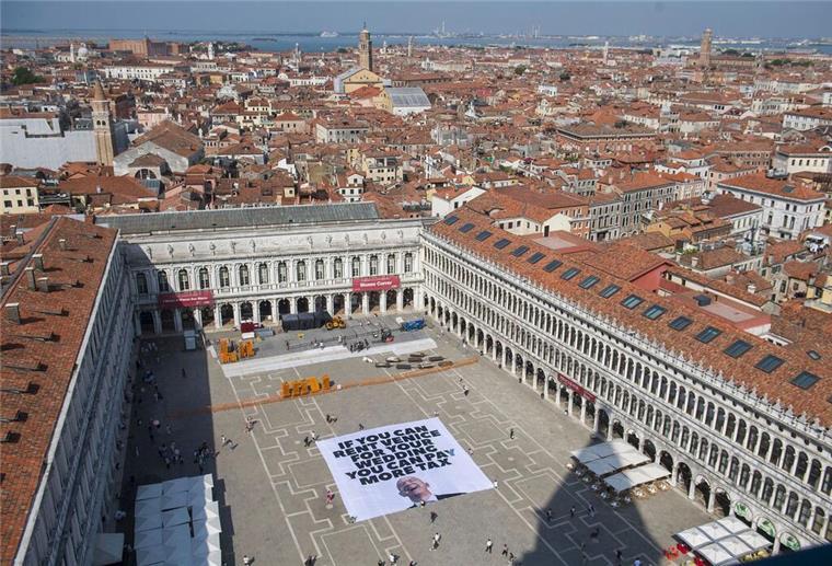 Greenpeace protestiert mit einem großen Transparent auf dem Markusplatz in Venedig gegen die Bezos-Hochzeit.