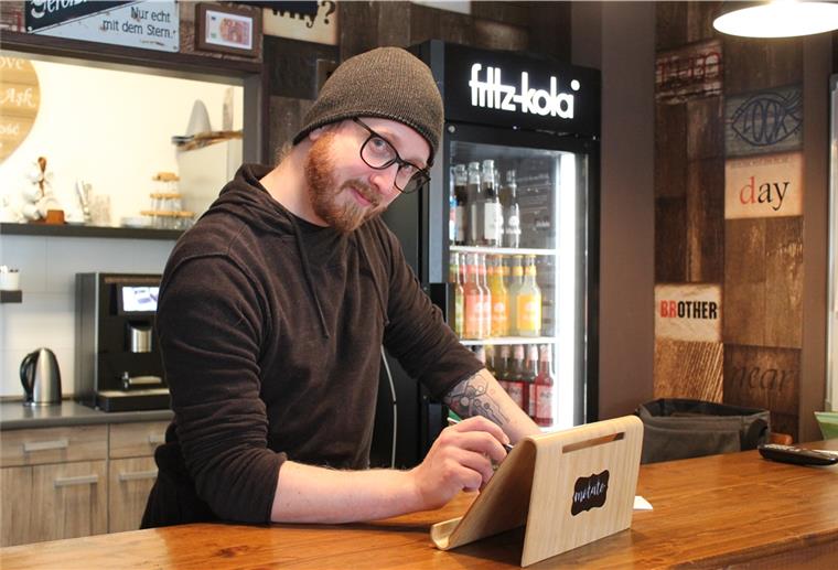 Längerer Lockdown: Geschäftsleute sind enttäuscht Gregor Lewicki vom Bremerhavener Restaurant Motato hofft, dass die von der Politik versprochenen Überbrückungshilfen nun schnell fließen.