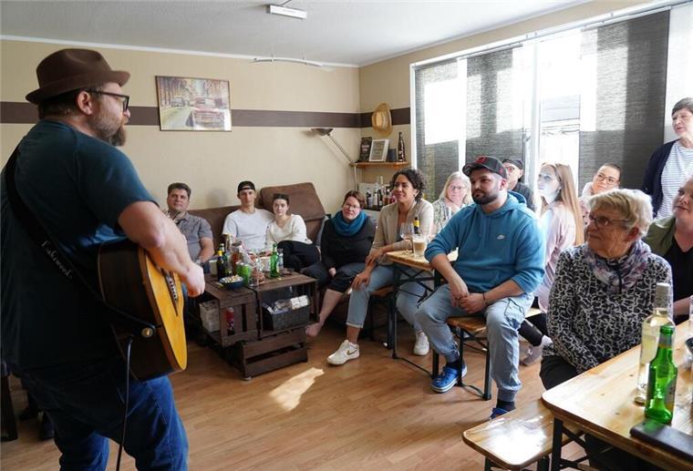 Gregor Meyle singt in Bremerhavener Wohnzimmer