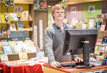 Gregor Schlag ist stolz auf seine Kunden. Sie ermöglichen Neustart der Buchhandlung Morisse, die im April wegen der corona-Krise Insolvenz anmelden musste.