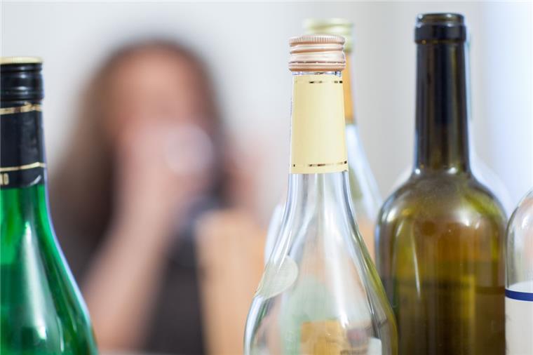 DAK-Gesundheitsreport: So krank ist die Elbe-Weser-Region Greifen Menschen regelmäßig zu Alkohol oder Zigaretten, kann sich das auch auf den Arbeitsalltag auswirken.