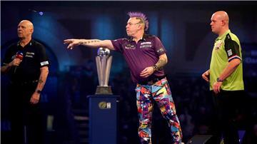 Greifen sich verbal an: der Schotte Wright und der Niederländer van Gerwen.