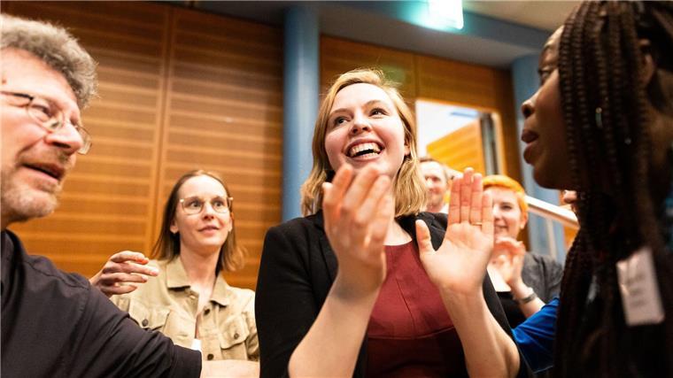 Greta Garlichs (Bündnis 90/Die Grünen, M) reagiert nach der Bekanntgabe vom Wahlergebnis.