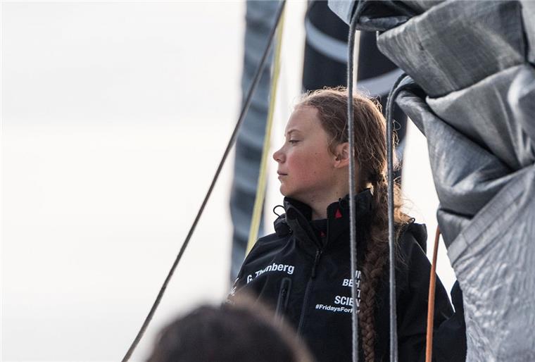 Greta Thunberg vor New York eingetroffen Greta Thunberg steht an Bord der Hochseejacht "Malizia" bei ihrer Ankunft an der Küste der USA.