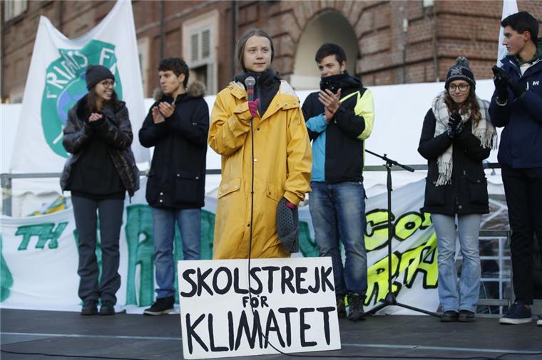 Klimaaktivistin Greta und ihre Reise im ICE Greta Thunberg war in Deutschland mit dem ICE unterwegs und liefert sich einen Twitter-Dialog mit der Deutschen Bahn.