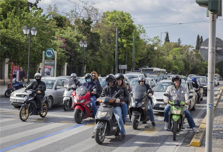 Touristen aufgepasst: Diese neuen Verkehrsregeln gelten jetzt in Griechenland Autos und Motorräder warten im Zentrum von Athen an einer Verkehrsampel.
