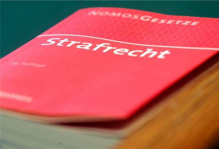 Griff in die Staatskasse: Ehemaliger Rechtspfleger am Braker Amtsgericht muss nach 353 Fällen der schweren Untreue „nur“ noch 621.500 Euro an den Staat zurückzahlen. Die Gefängnisstrafe von zwei Jahren und neun Monaten bleibt bestehen.