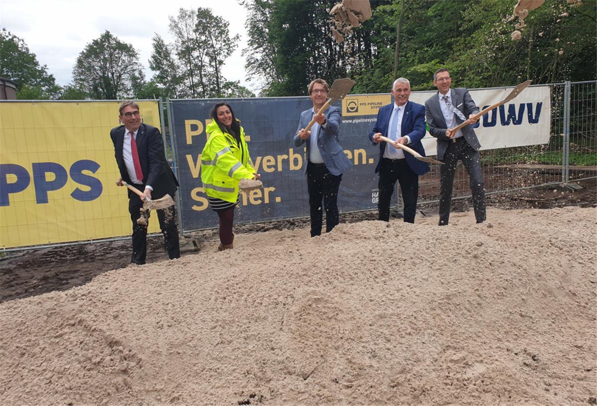 Griffen für den Baustart der neuen Wasserleitung zwischen dem Wasserwerk in Sandelermöns und dem Speicherpumpwerk in Diekmannshausen zum Spaten: Sven Ambrosy (von links), Jasmin Hübner, Karsten Specht, Hans-Hermann Lohfeld und Matthias Wenholt.