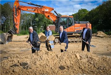 Griffen für den Hospizneubau zum Spaten (von links): Oberbürgermeister Melf Grantz, Sigrun Deneke (Mission Lebenshaus), Rolf Specht und Architekt Moritz Greiling.