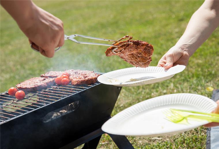  Das Grillfleisch vorher oder erst ganz am Ende würzen? Da scheiden sich die Geister. Grillen macht Spaß – kann aber teuer oder gefährlich werden, wenn Regeln missachtet werden.