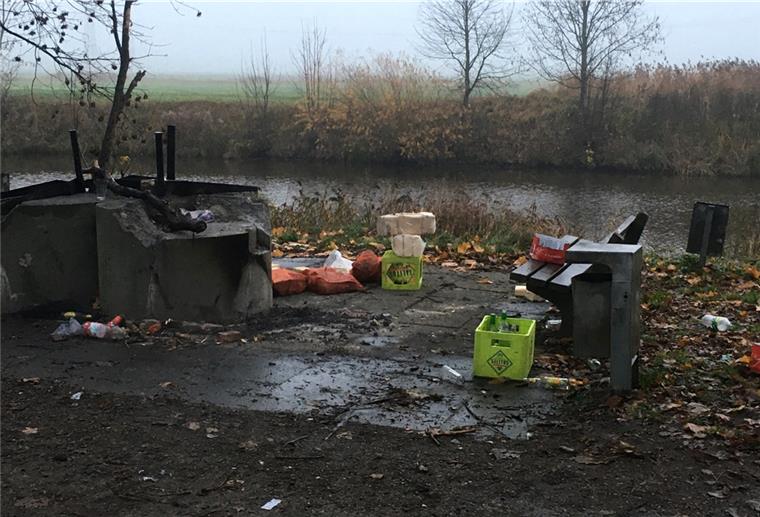 Bremerhaven: Unbekannte hinterlassen Müllberg an der Geeste Grillplatz an der Geeste wurde völlig verdreckt hinterlassen.