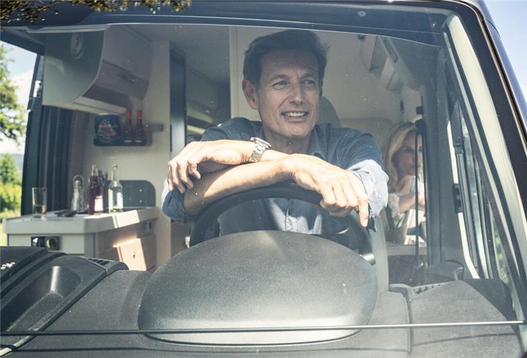 Größe, Fahrverhalten, Gewicht: Ein Wohnmobil fährt sich anders als ein normales Auto - darauf muss man sich einstellen.