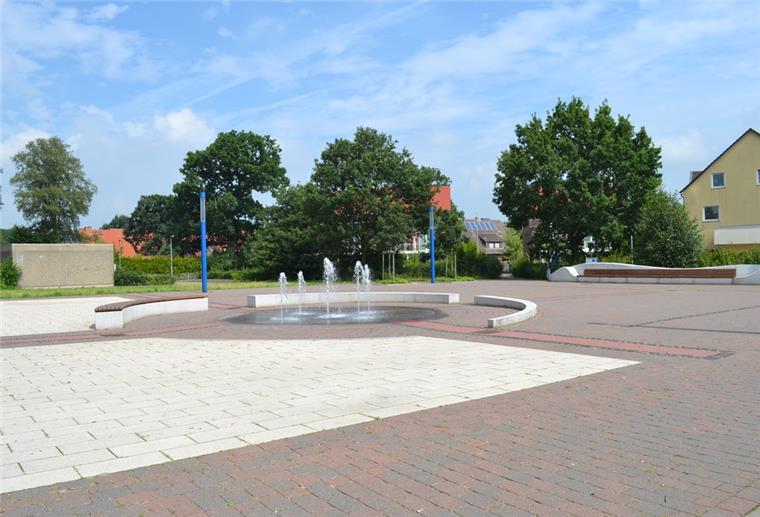 Groß, steinern und meistens leer: der Bohlenplatz in der Schiffdorfer Ortsmitte. Seit Jahren ringt die Politik darum, wie er belebt werden kann. 