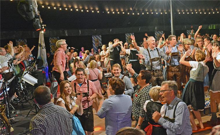 Oktoberfest in Zeven-Aspe: Die schönsten Fotos der Super-Gaudi Großartige Stimmung herrschte am Sonnabend bei Blas- und Schlagermusik auf dem Oktoberfest im Festzelt in Zeven-Aspe.