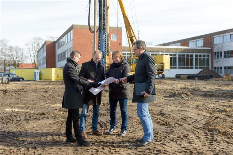 Großbaustelle Heinrich-Heine-Schule (von links): Schulstadtrat Michael Frost berät sich über den Bau mit Holger Schneeberg (Technischer Betriebsleiter), Ute Ledebur (Projektleiterin) und Ralf Otten (Architekt) von Seestadt-Immobilien.