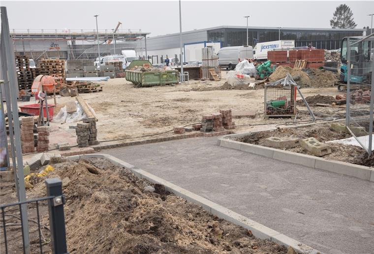 Nordenham: Neues Fachmarktzentrum bald fertig Großbaustelle in Nordenham-Atens: Alle Geschäfte des neuen Fachmarktzentrums sollen am 26. November eröffnet werden.