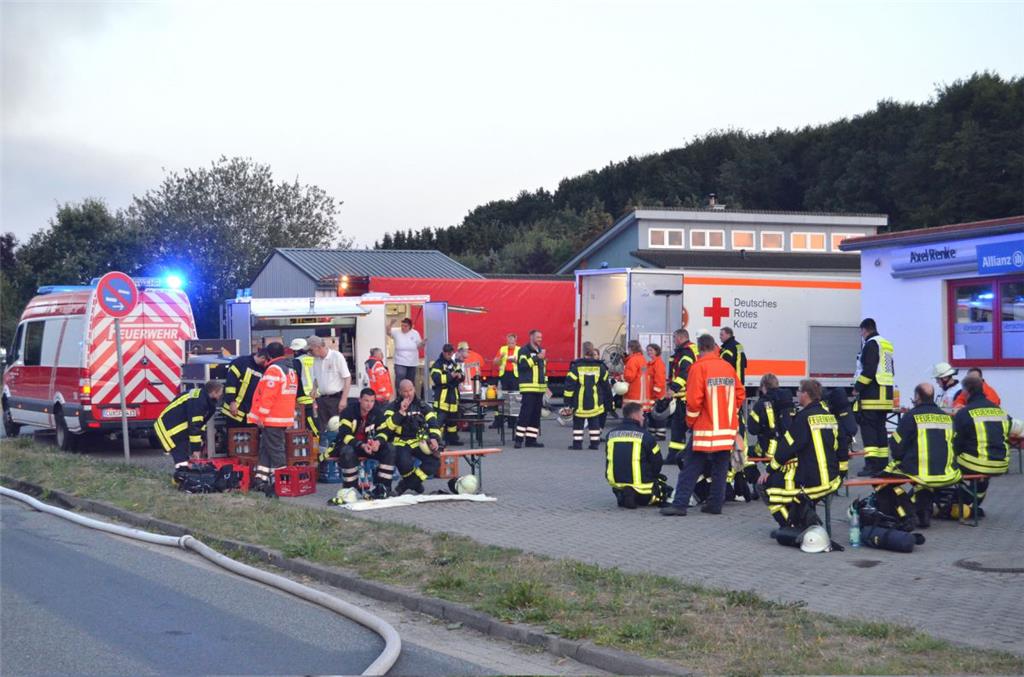 Großbrand im Loxstedter Gewerbegebiet. Die Einsatzkräfte brauchen eine Pause. Fo...