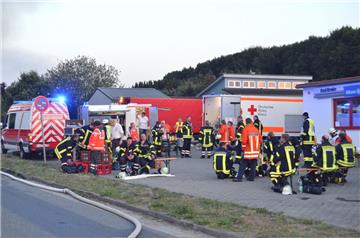 Großbrand im Loxstedter Gewerbegebiet. Die Einsatzkräfte brauchen eine Pause. Fo...