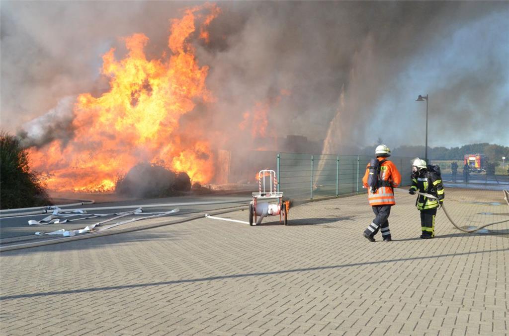Großbrand im Loxstedter Gewerbegebiet. Foto: Schmonsees