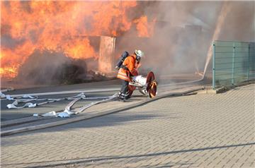Großbrand im Loxstedter Gewerbegebiet. Foto: Schmonsees