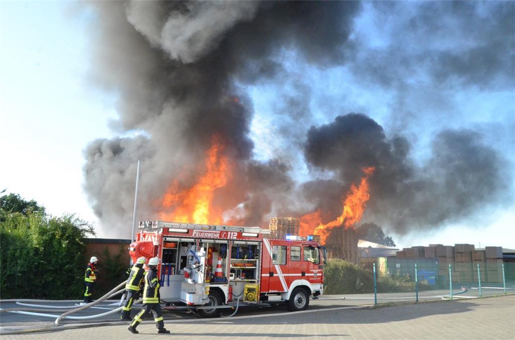 Großbrand im Loxstedter Gewerbegebiet. Foto: Schmonsees