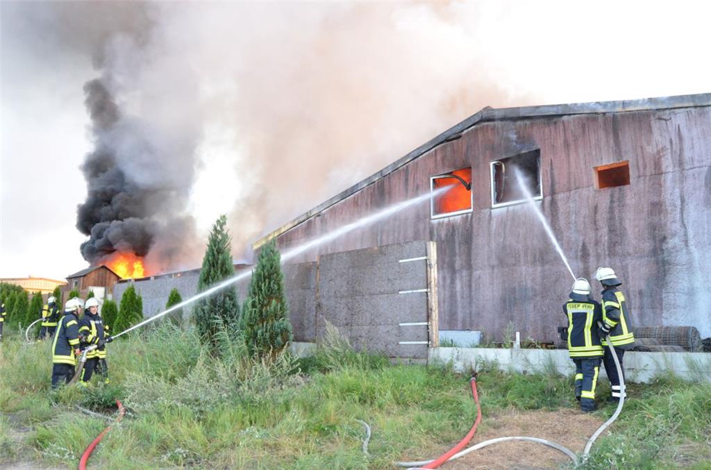 Großbrand im Loxstedter Gewerbegebiet. Foto: Schmonsees