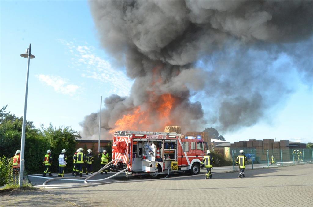 Großbrand im Loxstedter Gewerbegebiet. Foto: Schmonsees