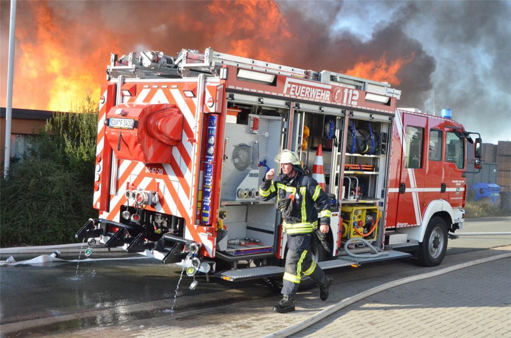 Großbrand im Loxstedter Gewerbegebiet. Foto: Schmonsees