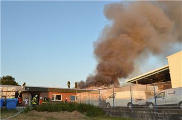 Großbrand im Loxstedter Gewerbegebiet. Foto: Schmonsees