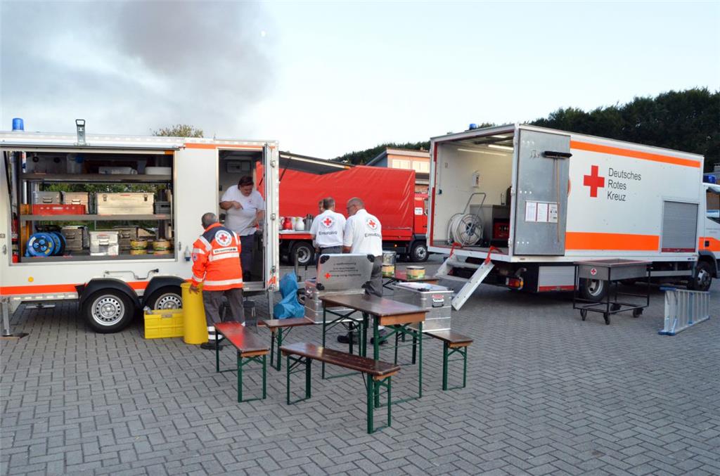 Großbrand im Loxstedter Gewerbegebiet. Hier gibt&apos;s Versorgung für die Einsa...
