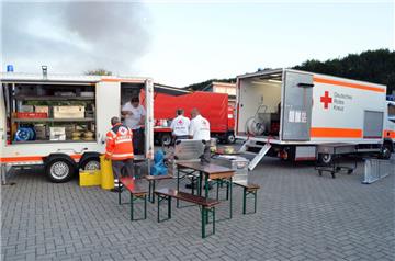 Großbrand im Loxstedter Gewerbegebiet. Hier gibt&apos;s Versorgung für die Einsa...