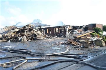 Großbrand im Loxstedter Gewerbegebiet. So sieht&apos;s nach den Löscharbeiten au...