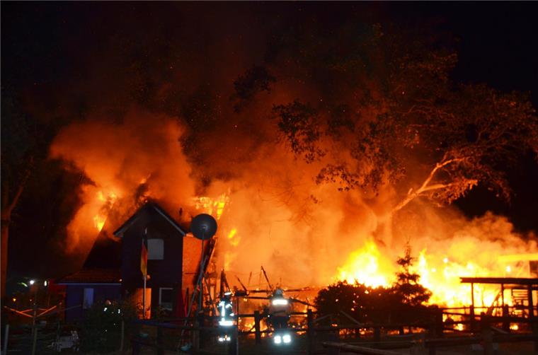 Großfeuer in der Wingst: 60 Kaninchen kommen ums Leben Großbrand in der Wingst. Die schnell alarmierte Feuerwehr haben allerdings das Schlimmste verhindert.