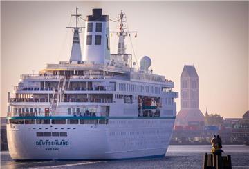 Das Kreuzfahrtschiff "MS Deutschland" fährt am Morgen durch die Wismarbucht Richtung Seehafen.