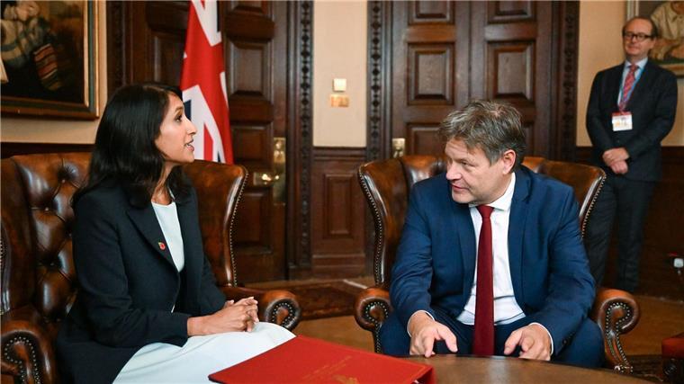 Großbritanniens Energieministerin Claire Coutinho (l) und Bundeswirtschaftsminister Robert Habeck unterhalten sich.