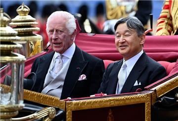 Großbritanniens König Charles III. (l) und Japans Kaiser Naruhito beim Staatsbesuch in Großbritannien.