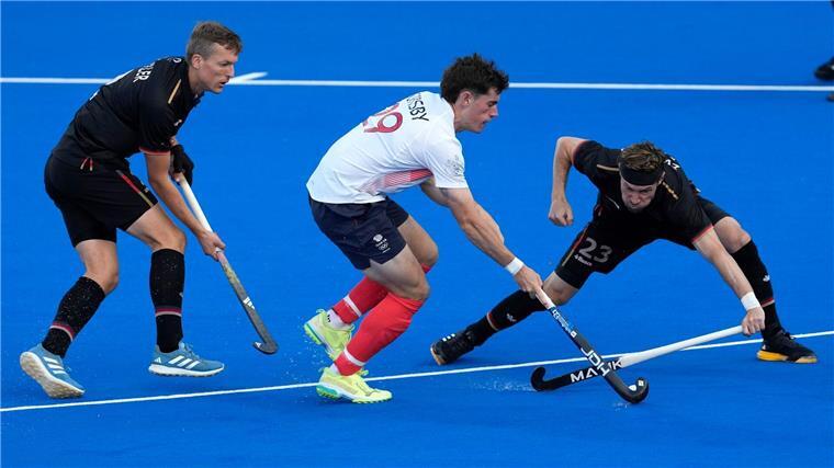 Hockey-Männer als Gruppensieger im Viertelfinale Großbritanniens Thomas Sorsby und Deutschlands Martin Zwicker (links) in Aktion.