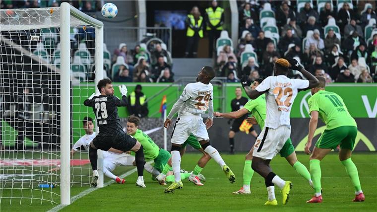 0:0 in Wolfsburg: Leverkusen verliert Anschluss an FC Bayern Großchance für Leverkusen: Nordi Mukiele (M) köpft aus kurzer Distanz über das Tor.