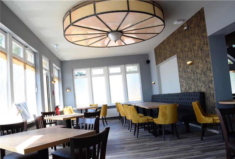 Weserschlösschen in Nordenham-Blexen: Am Donnerstag geht‘s los Große Deckenlampe, viel Holz: So mondän sieht es jetzt im Restaurant des Weserschlösschens aus.