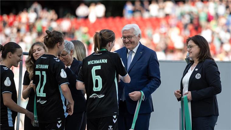 Werder-Coach Horsch: „Richtig geile Pokalreise“ Große Ehre: Bundespräsident Frank-Walter Steinmeier überreicht den Werder-Spielerinnen die Medaillen.