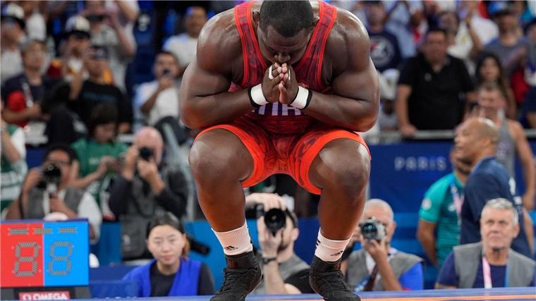 Ringer-Star Lopez beendet Karriere mit fünftem Olympia-Gold Große Emotionen nach dem Kampf: Mijain Lopez beendete seine Karriere.