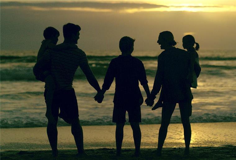So einfach war der Antrag noch nie: Kindergeld fast automatisch Eine Familie mit Kindern am Strand, Silhouette. Große Familien bekommen ab 2025 deutlich mehr Kindergeld. Doch nicht alle sind zufrieden – Reformen stehen weiter im Raum.