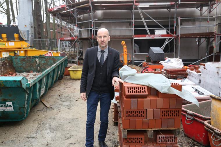 Waldschule in Hagen baut für 1,4 Millionen Euro an „Große Fensterfronten und viel Licht“, beschreibt Schulleiter Sven Fierek die Vorzüge des neuen Gebäudes, das sich derzeit noch im Rohbau präsentiert. Mit dem Neubau will die Schule das Lernklima weiter verbessern.