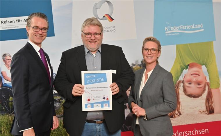 Schullandheim Bad Bederkesa ist besonders familienfreundlich Große Freude bei der offiziellen Zertifikatsübergabe in Hannover: Staatssekretär Dr. Berend Lindner (von links), der Heimleiter des Schullandheims Bad Bederkesa Lutz Asbrock und TMN-Geschäftsführerin Meike Zumbrock.