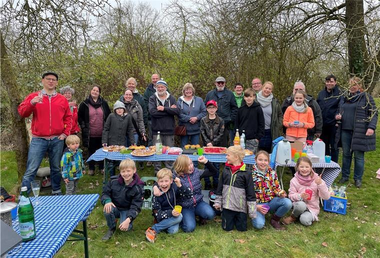 Naturschützer in Butjadingen haben Grund zur Freude Große Freude bei NABU und NAJU: Mit Kuchen, Sekt und O-Saft feierten die Naturschützer die Übernahme der Streuobstwiese am Mitteldeich.