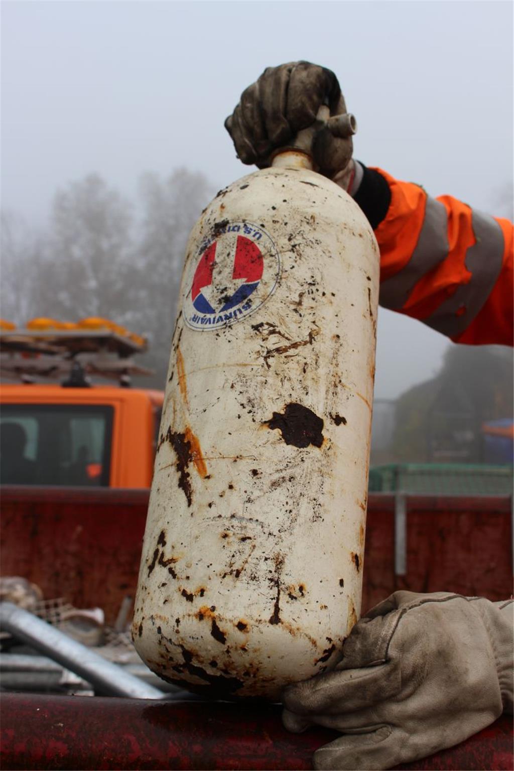 Große Gegenstände, wie diese Sauerstoff-Flasche sind so kurios wie sie gefährlic...