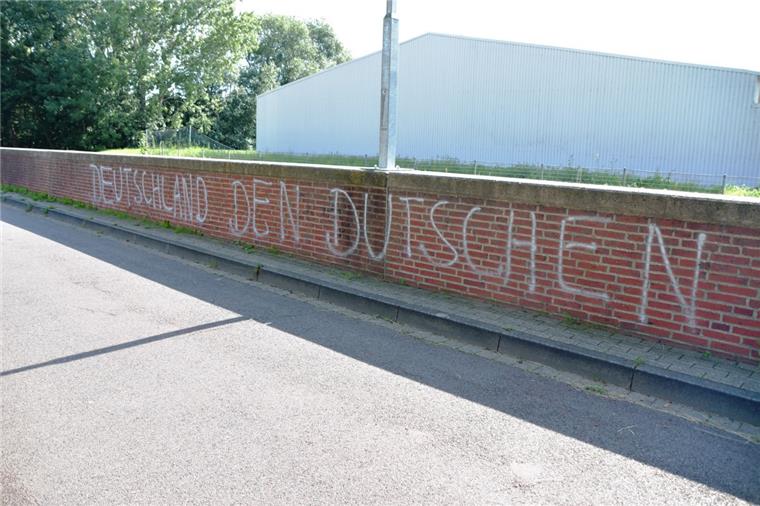 Rechtsradikale Parolen an Nordenhamer Strandallee Große Graffiti haben Unbekannte an der Flutmauer an der Strandallee hinterlassen - Rechtschreibfehler inklusive.
