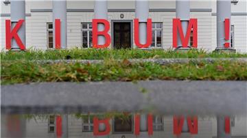 Große rote Buchstaben mit der Aufschrift „KIBUM“ (Kinder- und Jugendbuchmesse) vor dem Gebäude der Stadtbibliothek.