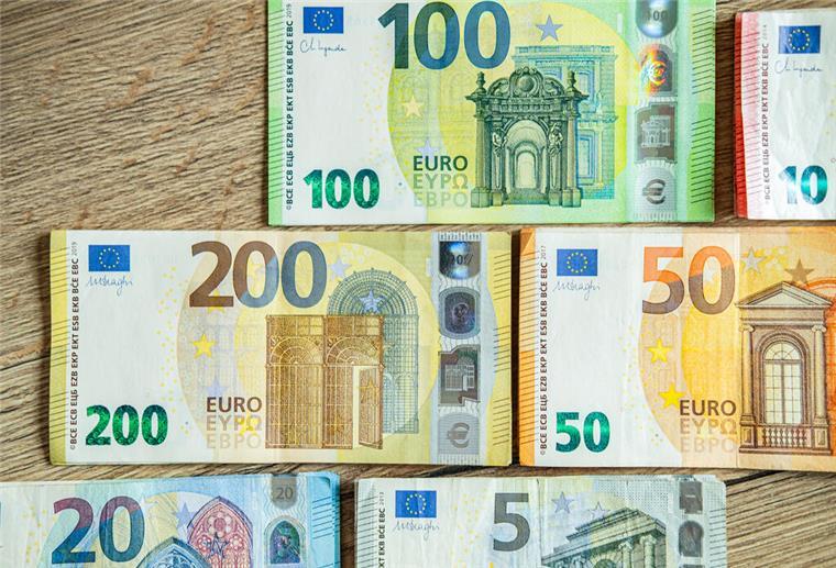 Wird Bargeld zum Risiko? Was es künftig beim Zahlen zu beachten gilt Geldscheine liegen auf einem Tisch